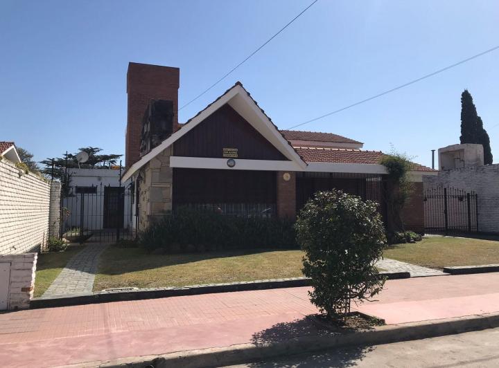 Casa · 370m² · 3 Ambientes · 2 Cocheras