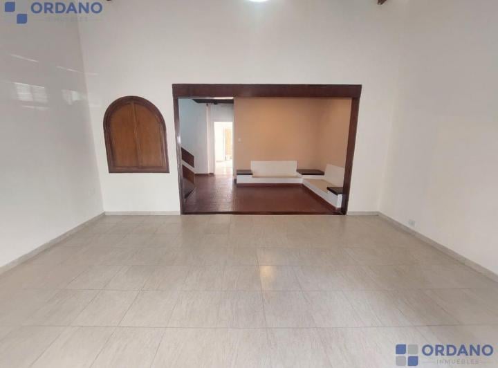 Casa · 205m² · 6 Ambientes · 2 Cocheras