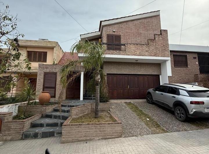 Casa · 200m² · 6 Ambientes · 2 Cocheras