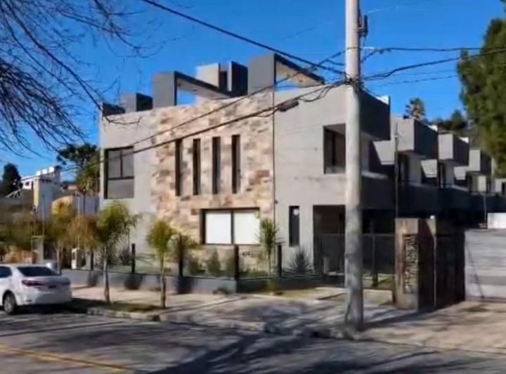 Casa · 200m² · 4 Ambientes · 1 Cochera