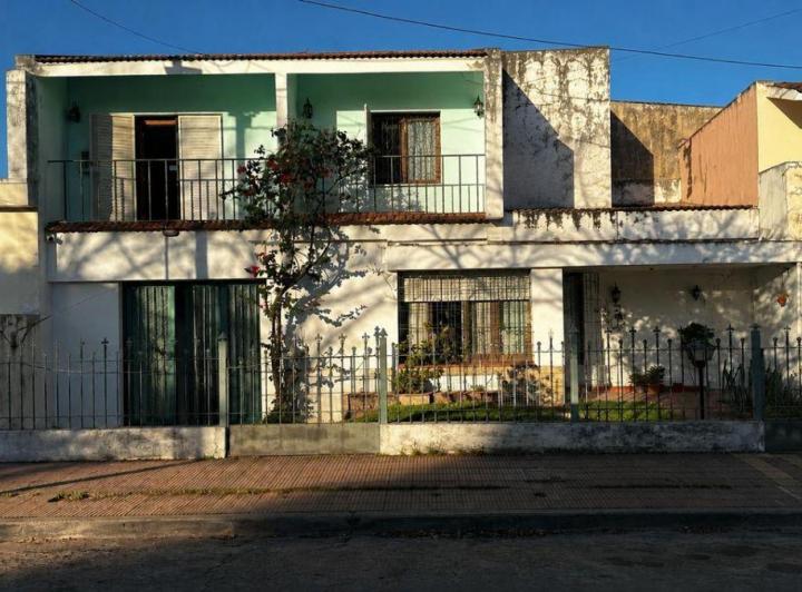 Casa · 200m² · 6 Ambientes · 1 Cochera