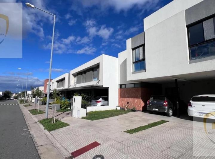 Casa · 130m² · 4 Ambientes · 2 Cocheras