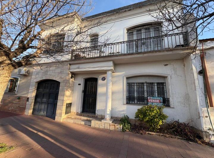 Casa · 227m² · 6 Ambientes · 1 Cochera