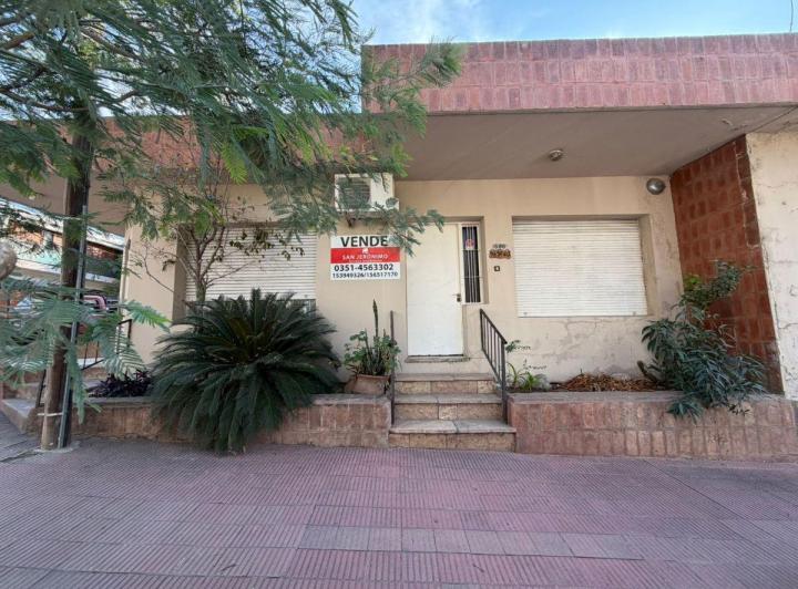 Casa · 230m² · 8 Ambientes · 1 Cochera