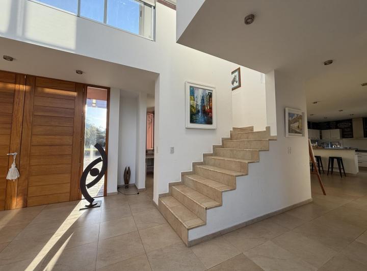 Casa · 650m² · 5 Dormitorios · 3 Cocheras