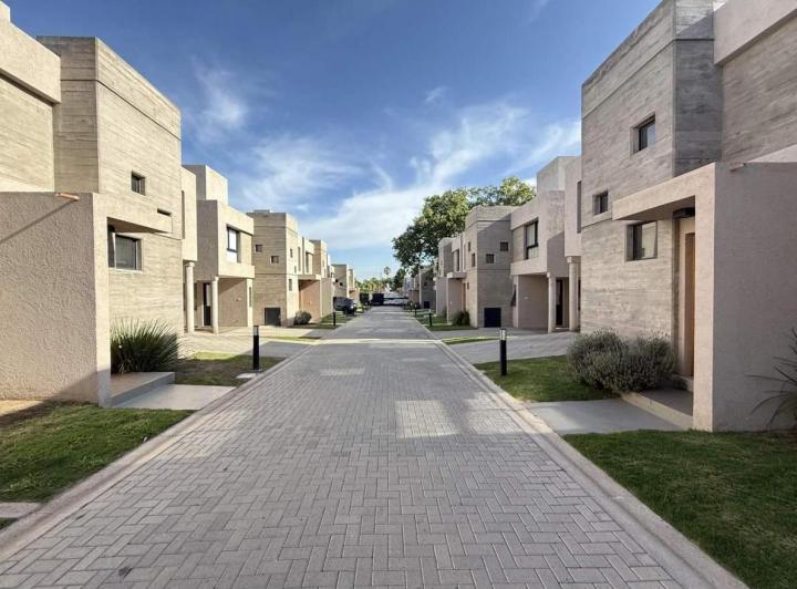 Casa · 130m² · 4 Ambientes · 2 Cocheras