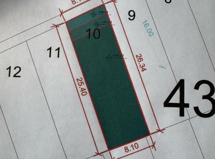 Terreno · 215m²