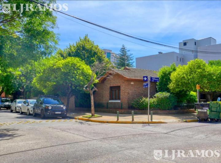 Terreno · 180m² · 5 Ambientes · 2 Cocheras