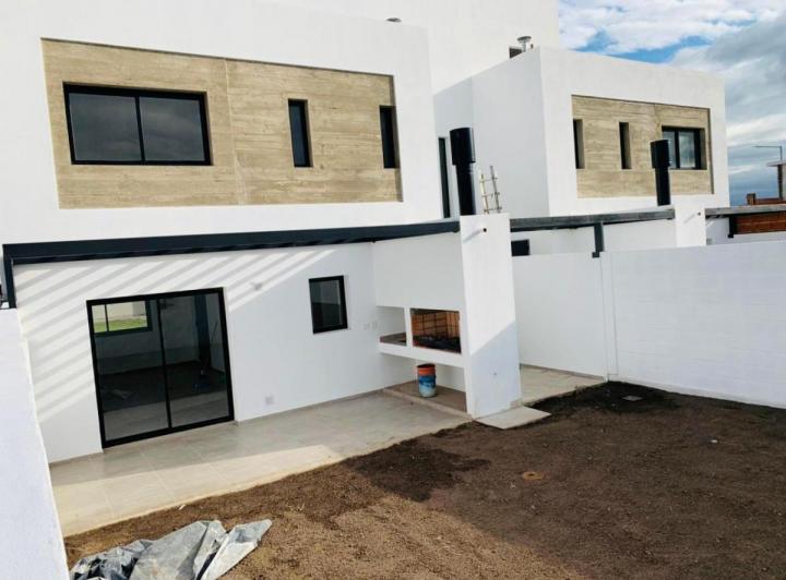 Casa · 180m² · 4 Ambientes · 1 Cochera