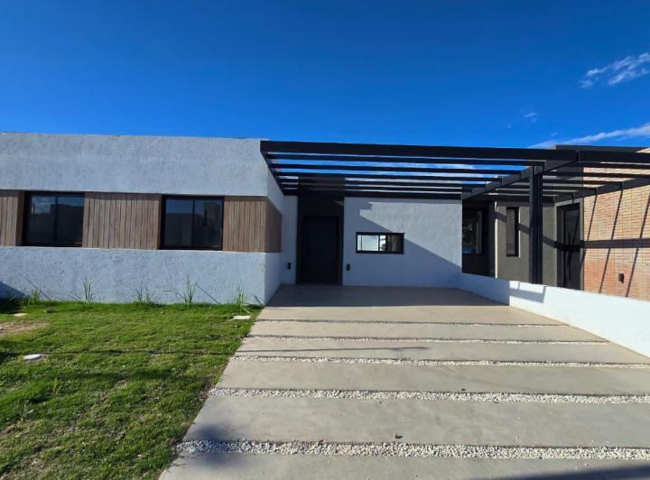 Casa · 110m² · 8 Ambientes · 2 Cocheras