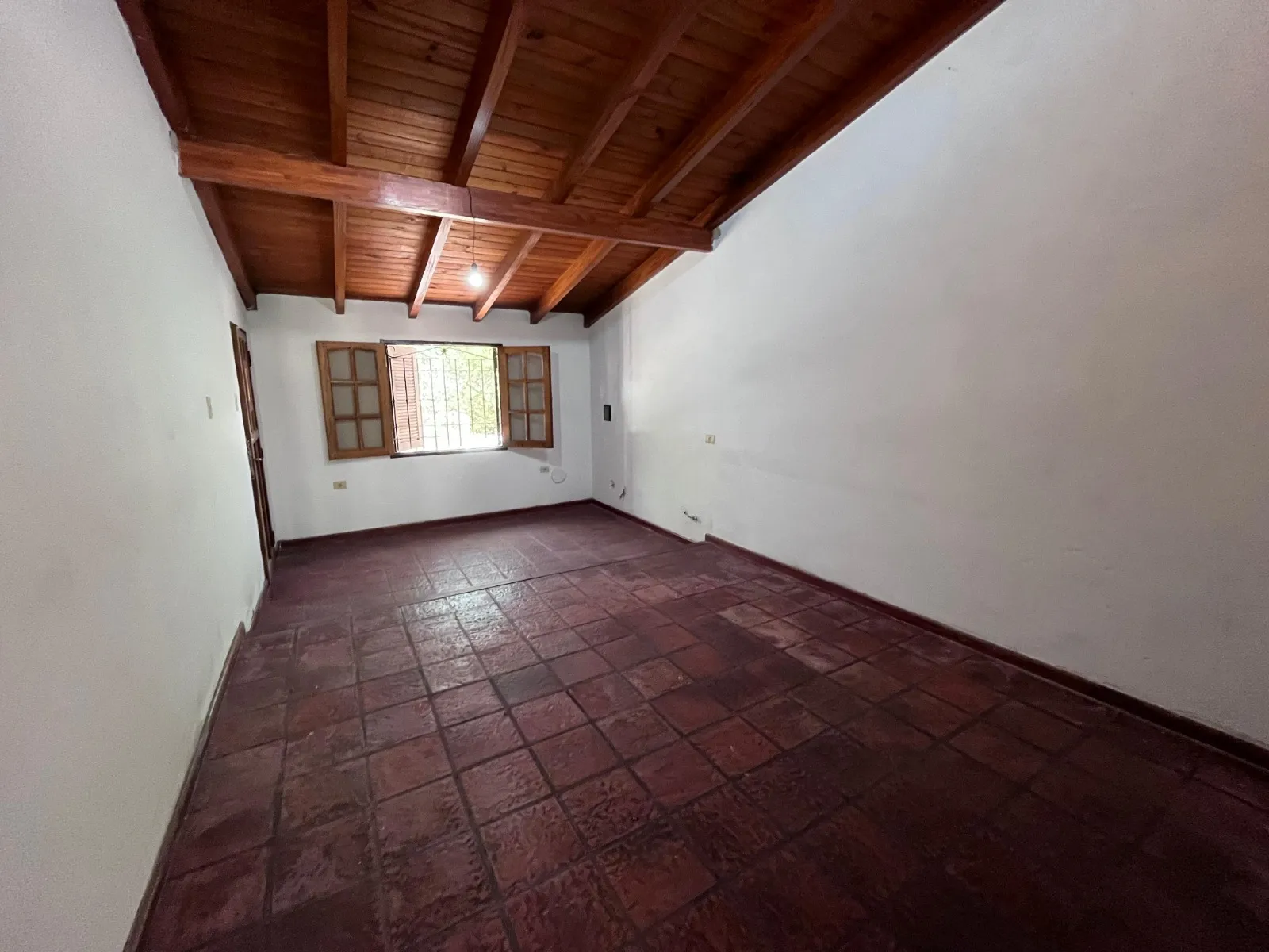 VENDO CASA 1 DORM. CON COCHERA Bº BELLA VISTA!!!