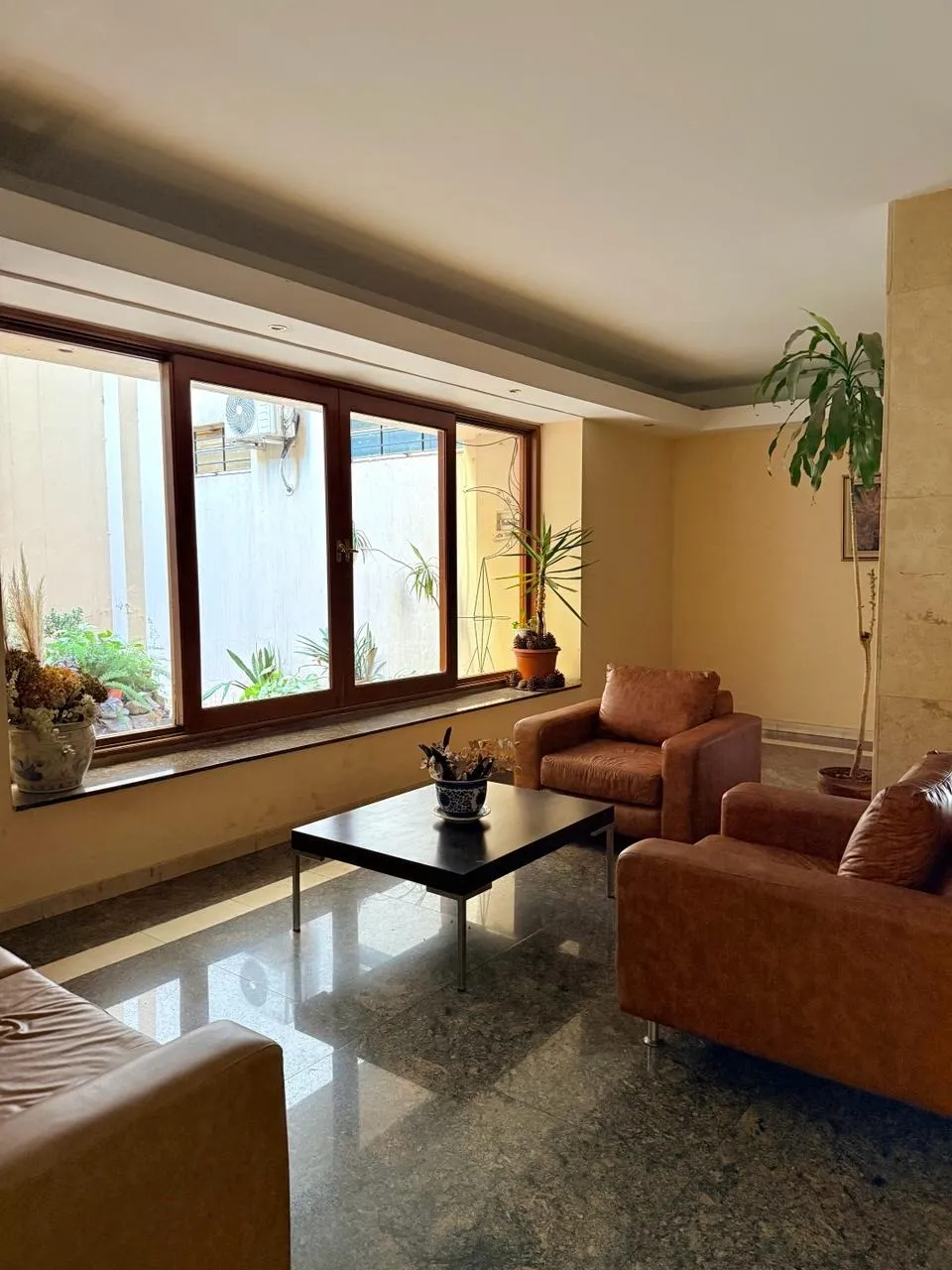 DEPARTAMENTO DE CATEGORÍA CON COCHERA Y BAULERA EN CENTRO