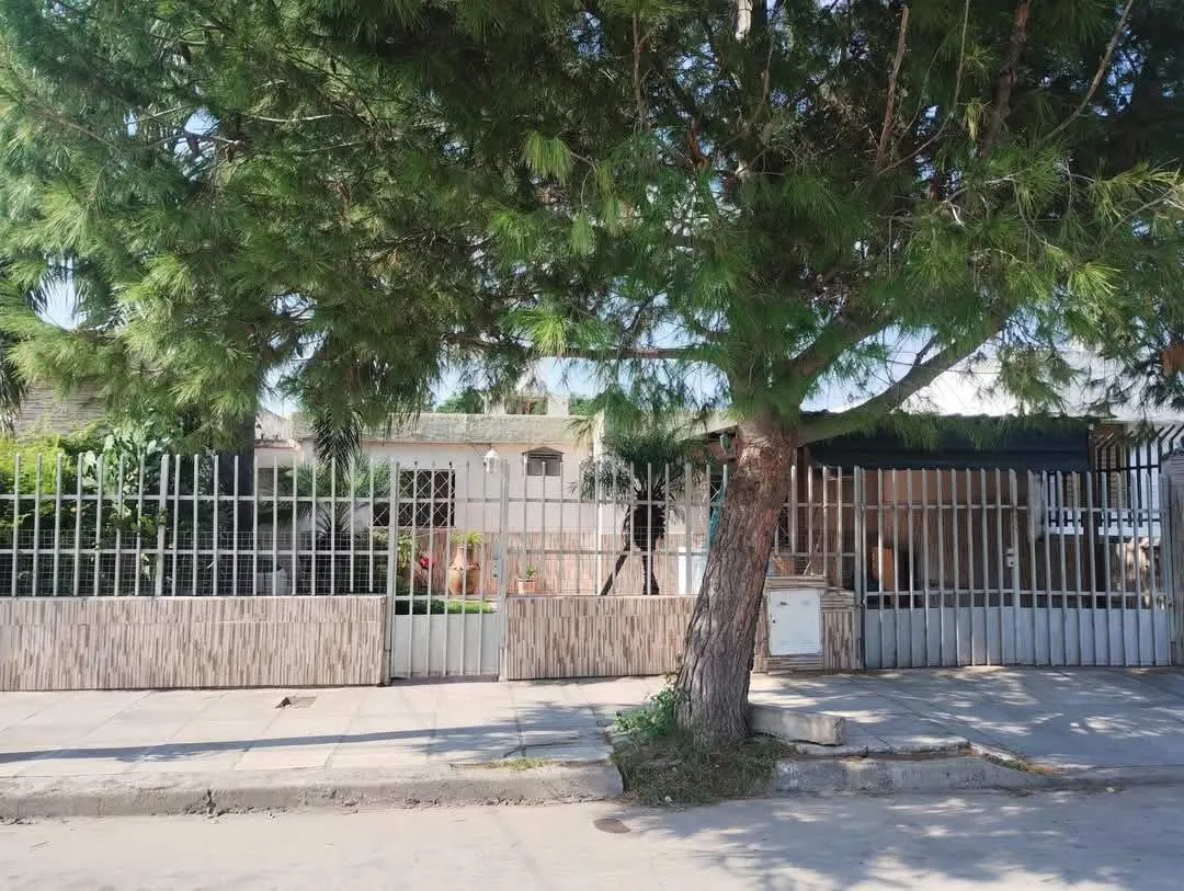 GMLPROPIEDADES VENDE CASA EN BARRIO ITUZAINGO CALLE GALILEO A METROS DE AV VUCET...