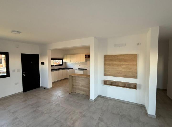 Casa · 103m² · 6 Ambientes · 2 Cocheras
