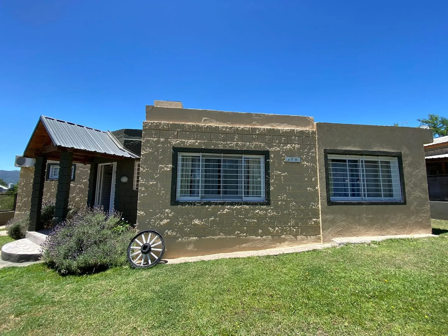 CASA DE TRES DORMITORIOS A LA VENTA EN VILLA PARQUE SIQUIMAN