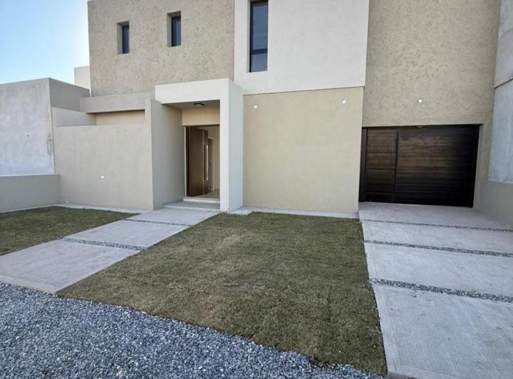Casa · 210m² · 5 Ambientes · 2 Cocheras