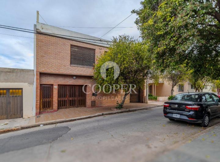 Casa · 259m² · 5 Ambientes · 5 Cocheras