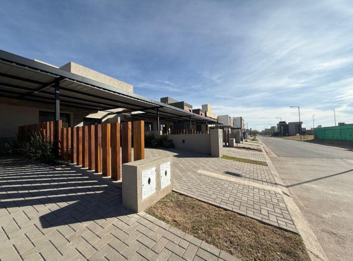 Casa · 95m² · 3 Ambientes · 2 Cocheras