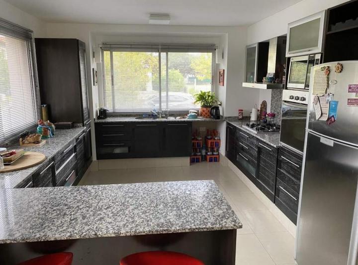 Casa · 350m² · 3 Ambientes · 2 Cocheras