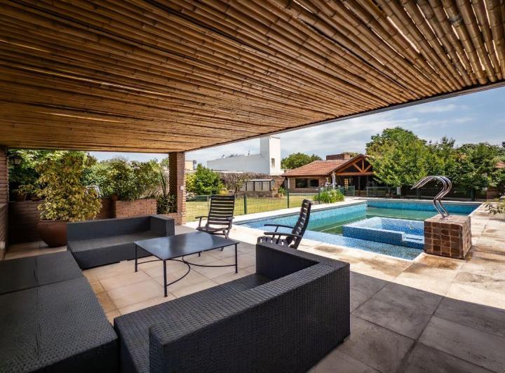 Casa · 638m² · 6 Ambientes · 2 Cocheras