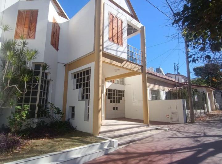 Casa · 251m² · 8 Ambientes · 1 Cochera