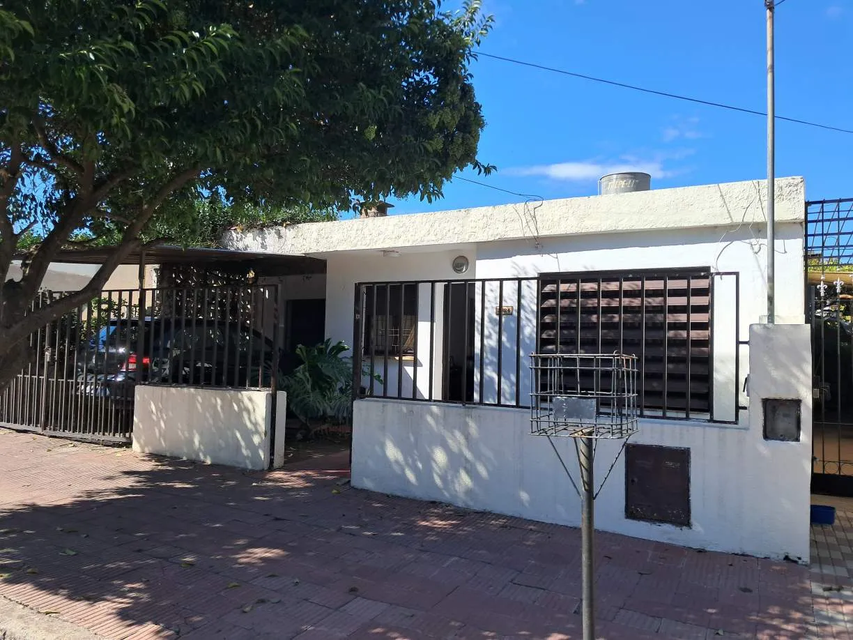 CASA DE 2 DORMITORIOS CON COCHERA, PATIO Y ASADOR EN BARRIO LA FRANCE  CÓRDOBA