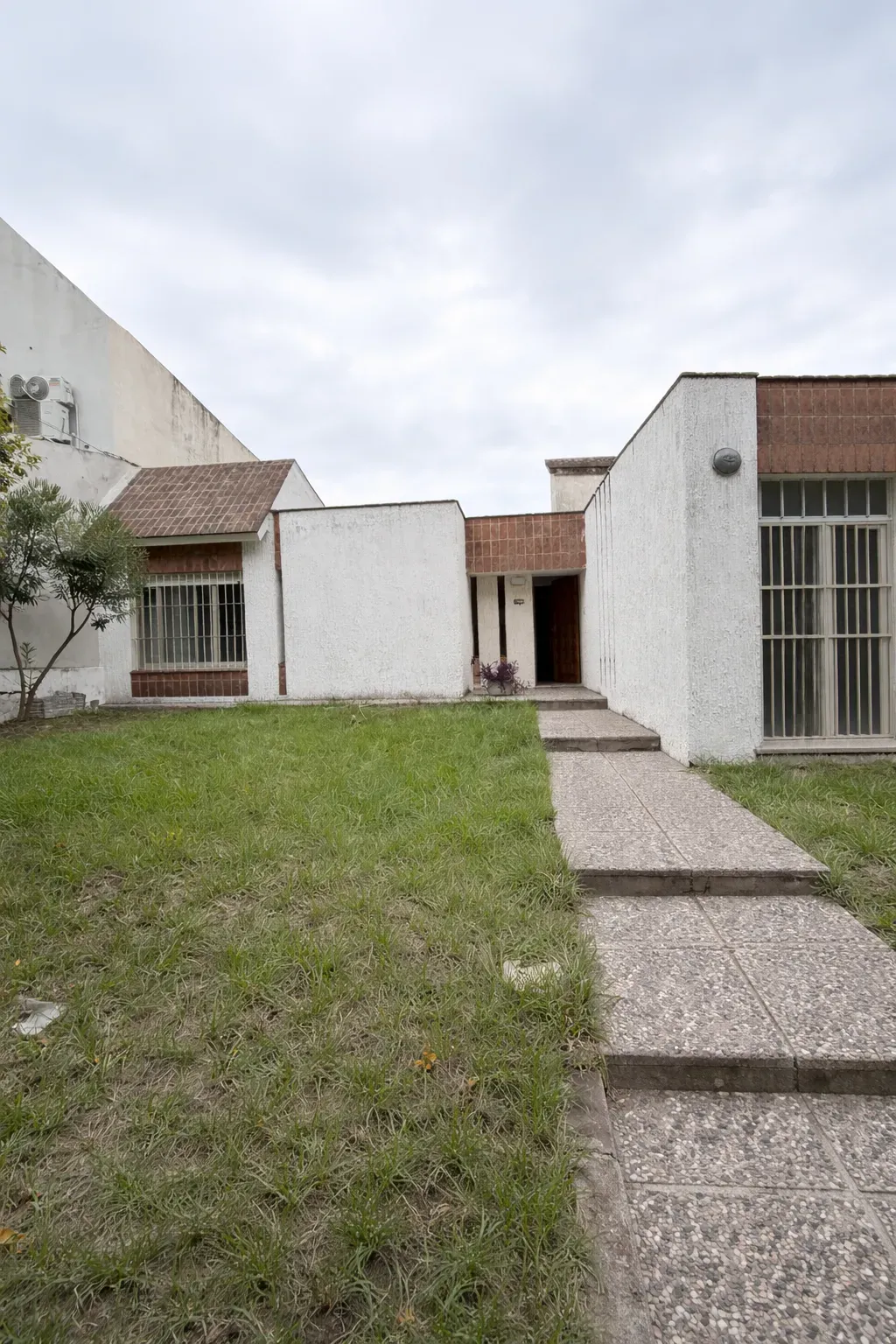 EN VENTA - APTO CREDITO - CASA TRES DORMITORIOS MAS HABITACION DE SERVICIO