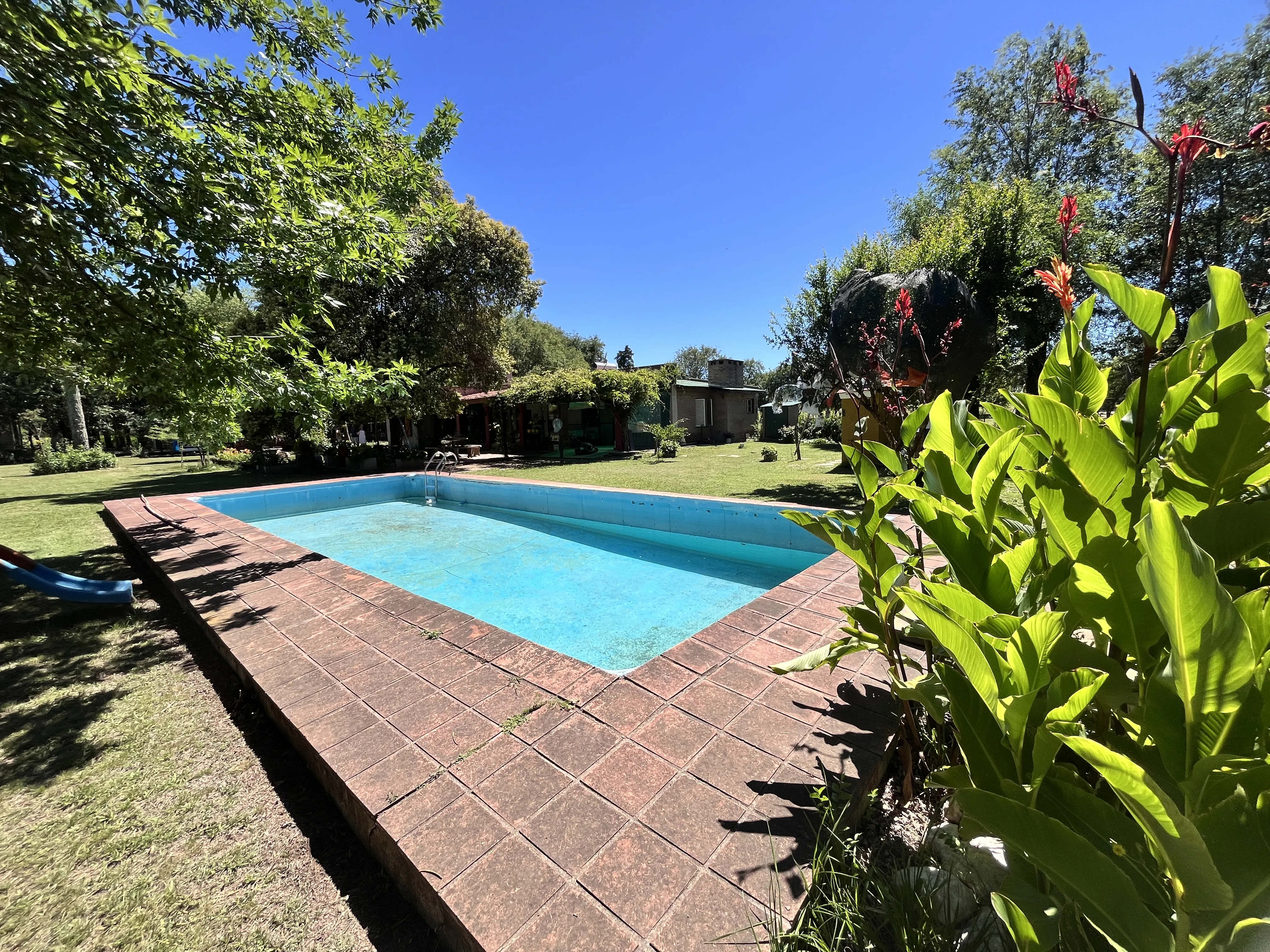 VENTA HERMOSA CASA EN ANISACATE! GRAN ENTORNO, GRAN TERRENO Y CON PILETA