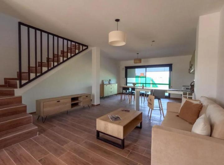 Casa · 130m² · 8 Ambientes · 1 Cochera