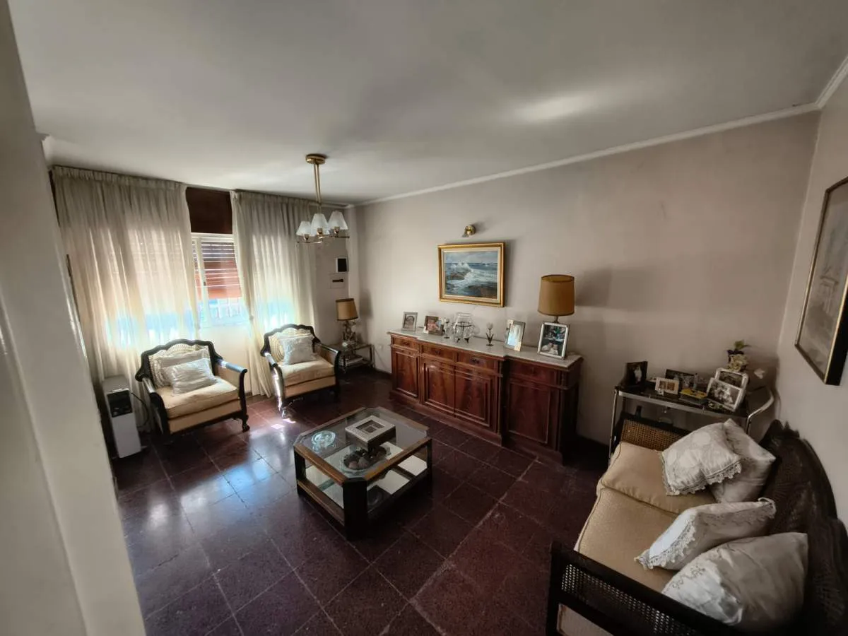 Casa con pileta y 4 dormitorios en zona residencial urca barrio escobar