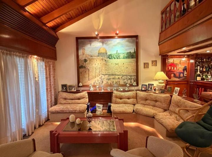 Casa · 410m² · 4 Ambientes · 2 Cocheras
