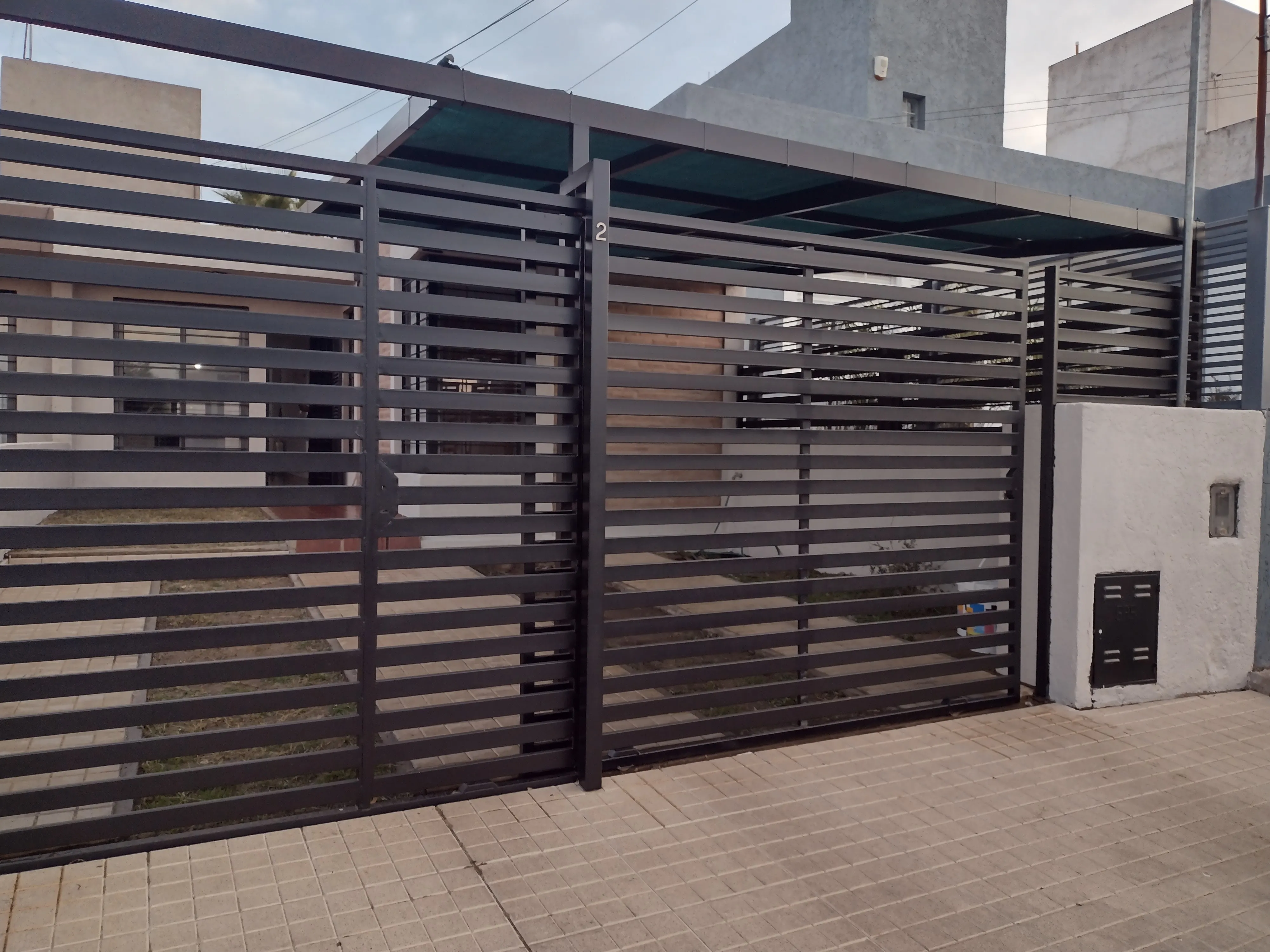 CASA DOS DORMITORIOS - COCHERA - GALERIA CON ASADOR