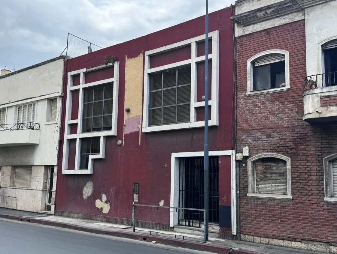 Alberdi, amplia casa ideal centro de salud o a fines.