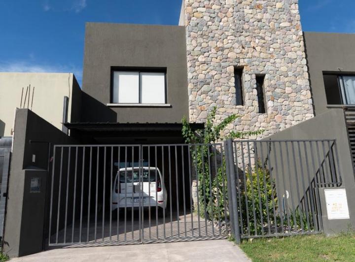 Casa · 162m² · 4 Ambientes · 1 Cochera
