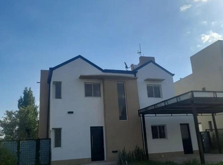 Casa · 213m² · 10 Ambientes · 2 Cocheras