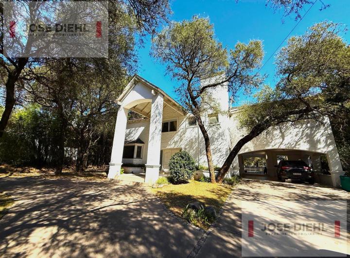 Casa · 480m² · 12 Ambientes · 3 Cocheras