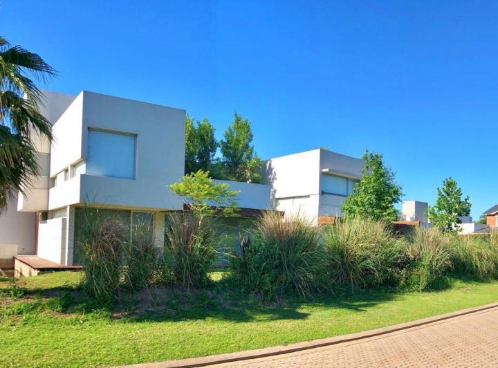Casa · 327m² · 5 Ambientes