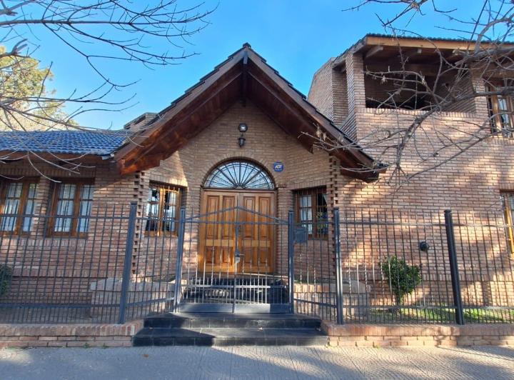 Casa · 350m² · 8 Ambientes · 2 Cocheras