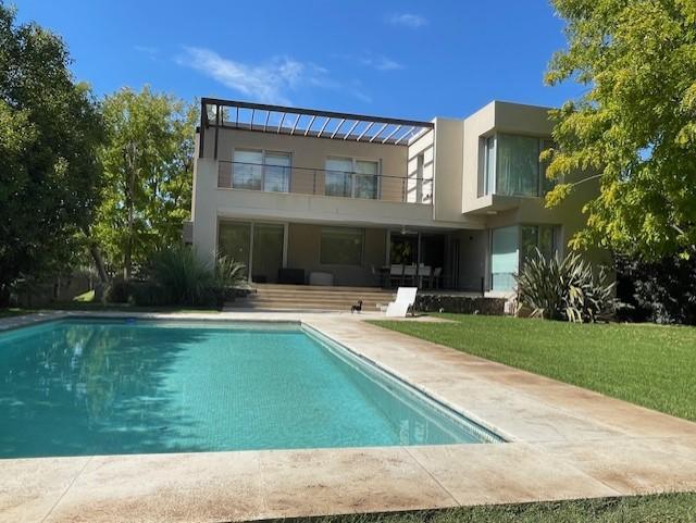 Casa · 400m² · 6 Ambientes · 3 Cocheras