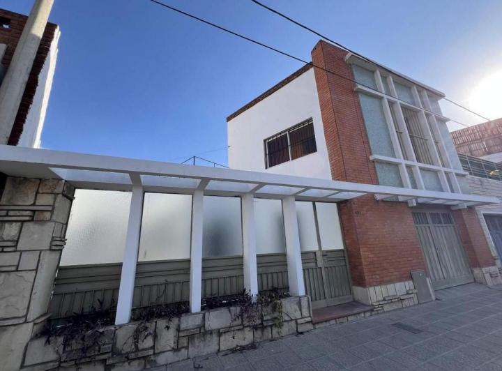 Casa · 180m² · 7 Ambientes