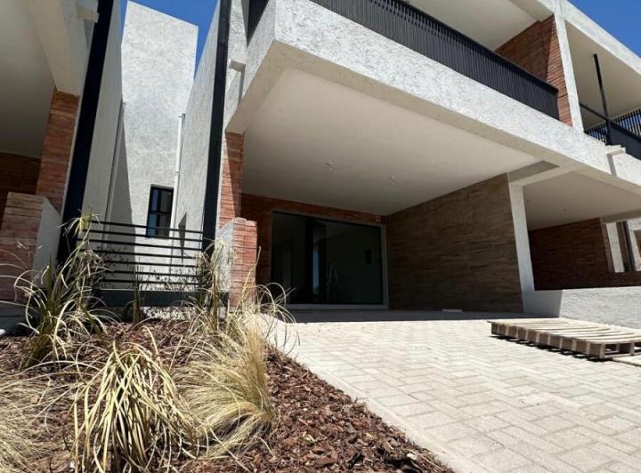 Casa · 180m² · 13 Ambientes · 2 Cocheras