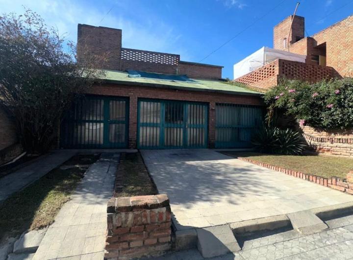Casa · 207m² · 5 Dormitorios · 2 Cocheras