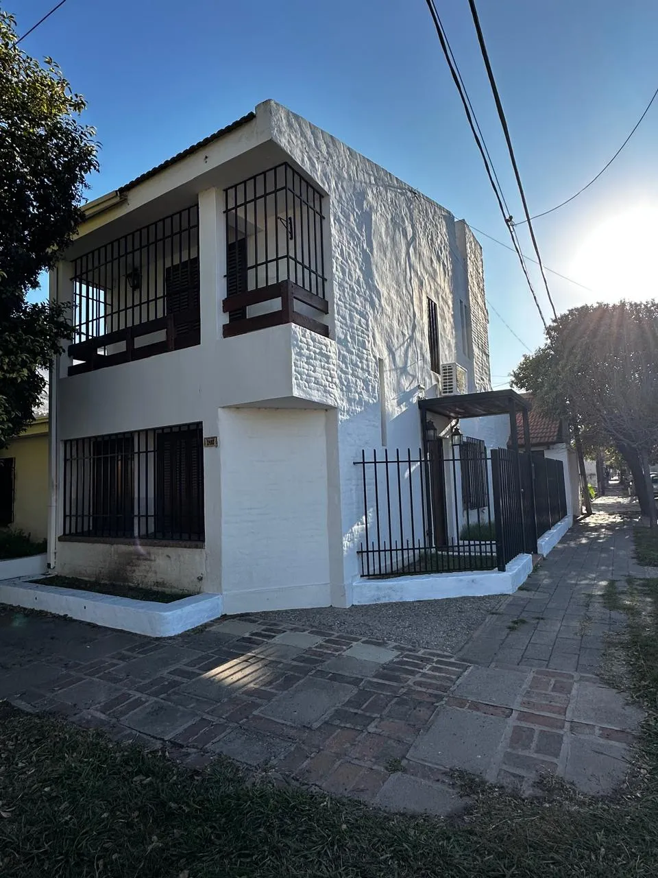 EN VENTA HERMOSA CASA EN VILLA CENTENARIO, ZONA NORTE, 4 Dorm, 2 Baños, QUINCHO.