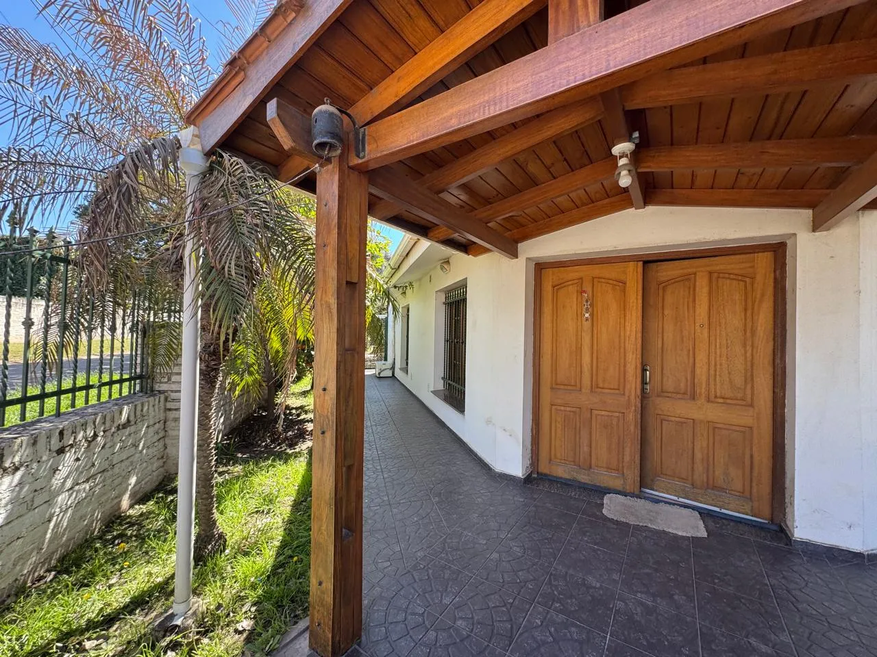 EN VENTA Hermosa casa en Saldan a 4 cuadras de Portón de Piedra, sobre avenida.