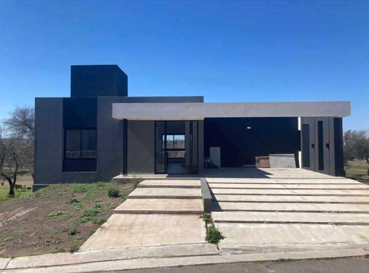 Casa · 220m² · 6 Ambientes · 2 Cocheras