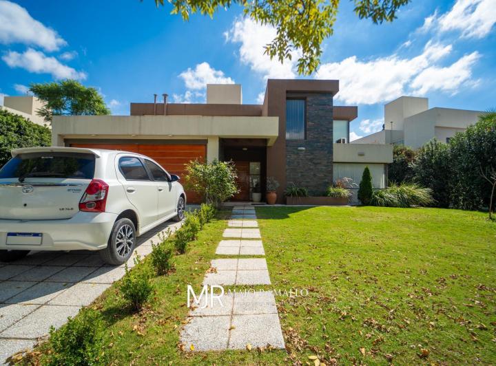 Casa · 447m² · 8 Ambientes · 2 Cocheras