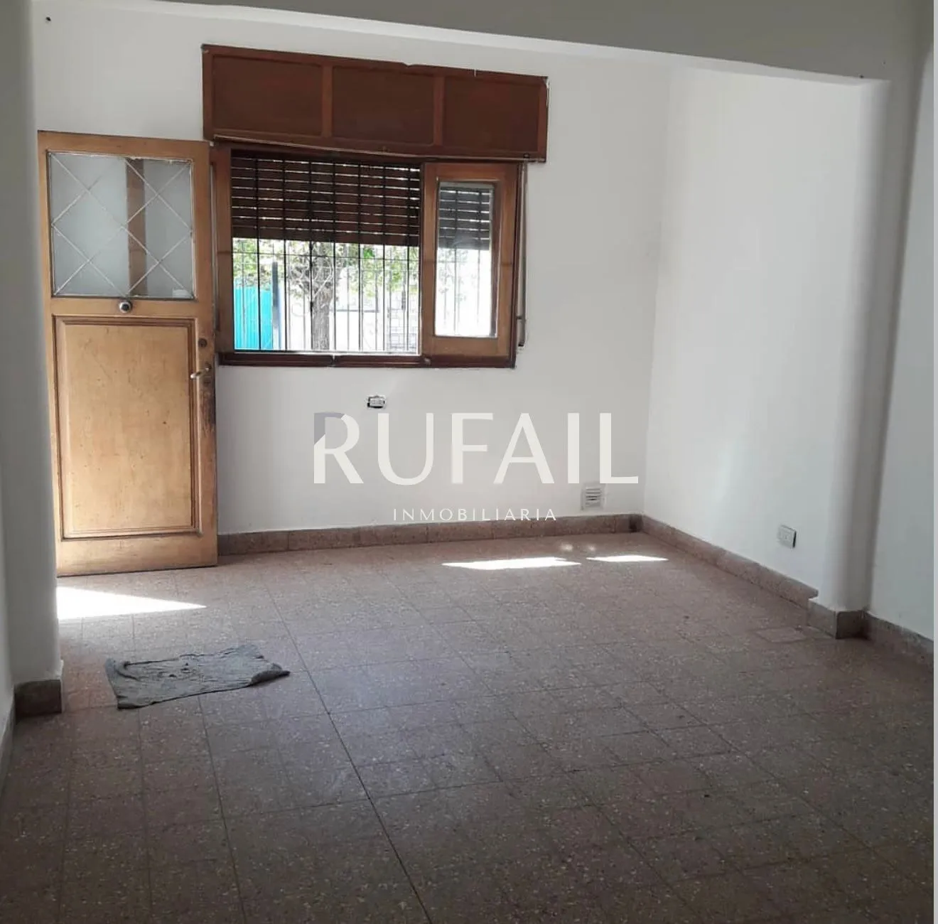 CASA EN VENTA DE 2 DORM. PATIO. GARAGE 2 VEHÍCULOS. PUEYRREDON. APTO CREDITO