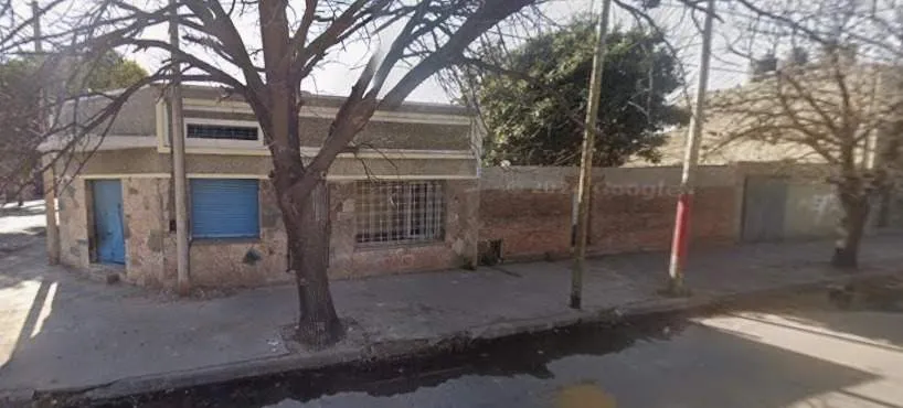 CASA CON LOCAL Y CUATRO COCHERAS PARA RECICLAR O PARA GALPÓN EN BARRIO GRAL BUST...