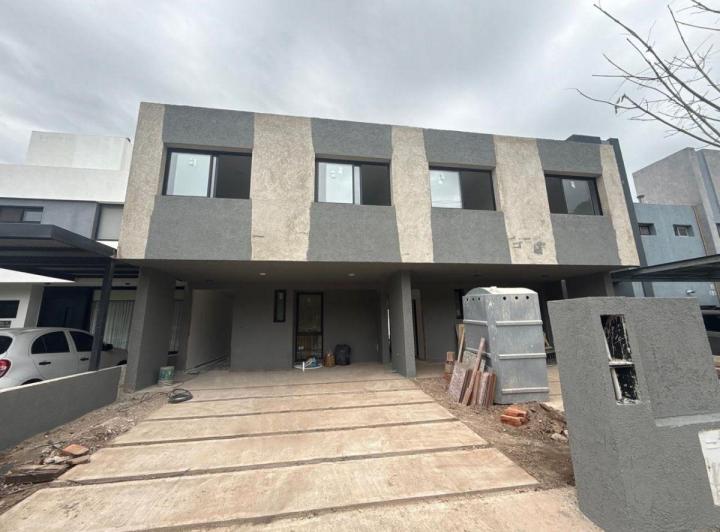 Casa · 173m² · 4 Ambientes · 2 Cocheras