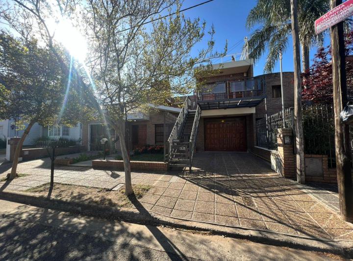 Casa · 200m² · 8 Ambientes · 4 Cocheras
